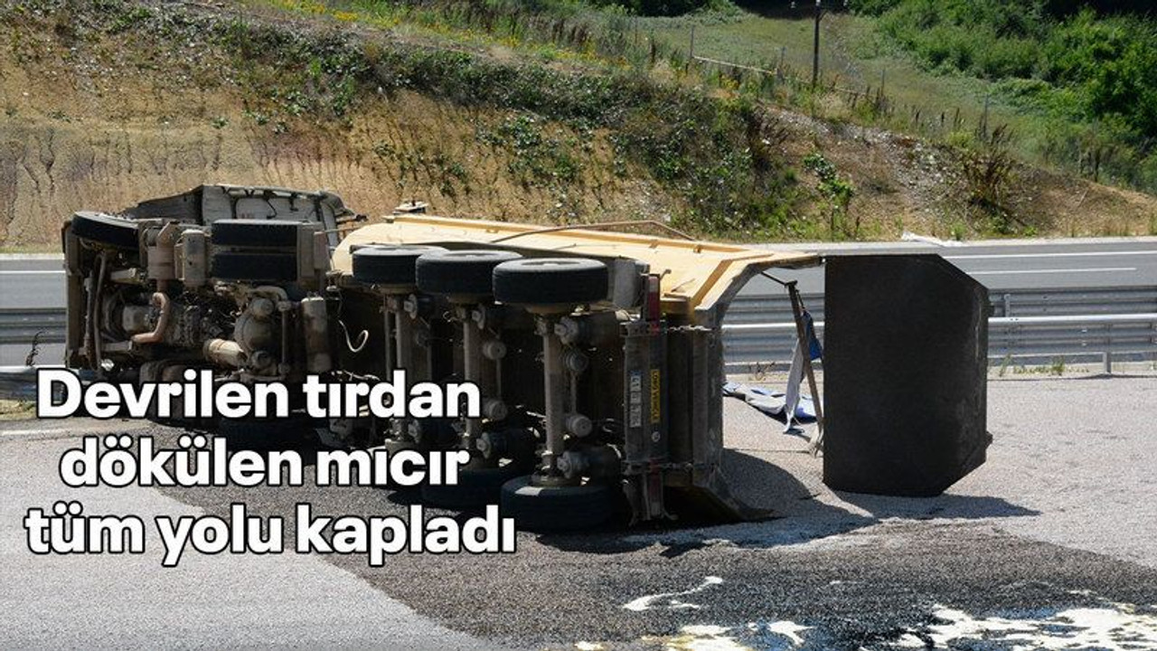 Devrilen tırdan dökülen mıcır tüm yolu kapladı